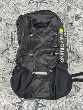 NEW Nevo Rhino Lightweight Hydration Backpack w 2L Water Bladder Hiking/Cycling